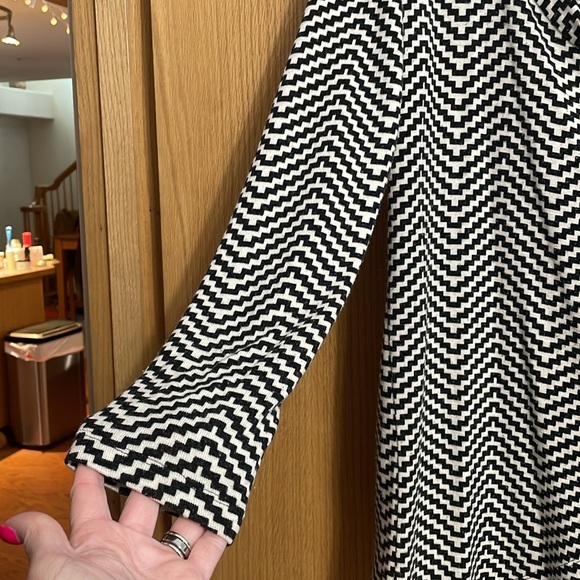 The Limited XL chevron pattern cross over cowl neck with top button or cardigan - Picture 4 of 9